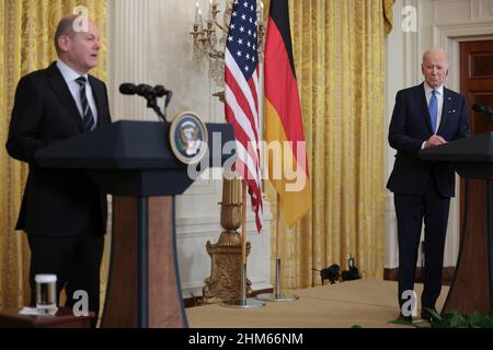 Washington, USA. 07th. Februar 2022. Bundeskanzler Olaf Scholz, links, spricht während einer gemeinsamen Pressekonferenz mit Präsident Joe Biden im East Room des Weißen Hauses in Washington, DC on? 7. Februar 2022. (Foto von Oliver Contreras/Sipa USA) Quelle: SIPA USA/Alamy Live News Stockfoto