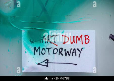 Dorney Reach, Buckinghamshire, Großbritannien. 6th. Februar 2022. Ein dummes Autobahnschild, das von einem Mitglied der Öffentlichkeit aufgesetzt wurde. Die M4 ist an diesem Wochenende wieder in beide Richtungen zwischen der Anschlussstelle 6 für Slough und der Anschlussstelle 8/9 für Maidenhead geschlossen. Der M4 wird zu einer All Lanes Running Digital Smart Motorway ausgebaut, die keine harte Schulter mehr hat, sondern zeitweise Schutzgebiete für Pannenausfälle hat. Die Straßenarbeiten sollen Ende März abgeschlossen sein. Die geplanten Arbeiten an allen neuen Verbesserungen der Smart Motorway wurden bis zur Überprüfung der Sicherheit eingestellt. Quelle: Maureen McLean/Alamy Stockfoto