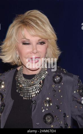 27. April 2010, New York City, New York, USA: Die Komikerin Joan riveres nimmt an ihrer Premiere von ''Joan riveres A piece of work'' während des jährlichen Tribeca Film Festivals 9th in New York City Teil. (Bild: © Walter Weissman/ZUMA Press Wire) Stockfoto