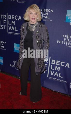 27. April 2010, New York City, New York, USA: Die Komikerin Joan riveres nimmt an ihrer Premiere von ''Joan riveres A piece of work'' während des jährlichen Tribeca Film Festivals 9th in New York City Teil. (Bild: © Walter Weissman/ZUMA Press Wire) Stockfoto