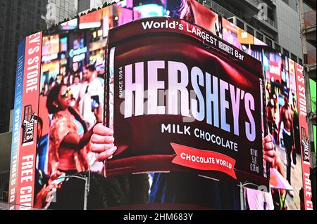 New York, USA. 07th. Februar 2022. Times Square Reklametafeln für das Hershey's Chocolate World Einzelhandelsgeschäft, New York, NY, 7. Februar 2022. Rohstofflieferungen wie Zucker und Kakao sowie globale Lieferkettenprobleme und Arbeitskräftemangel könnten das Schokoladenangebot, das in der Regel während des Valentinstags Mitte Februar und Ostern im April stark nachgefragt wird, belasten. (Foto von Anthony Behar/Sipa USA) Quelle: SIPA USA/Alamy Live News Stockfoto