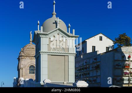 Luarca, Asturien, 20. November 2021. Malerischer Friedhof am Meer in der Stadt Luarca in Asturien. Stockfoto