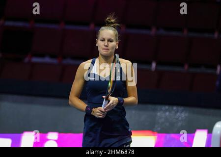 Sankt Petersburg, Russland. 07th. Februar 2022. Veronika Kudermetova aus Russland spielt während des St. Petersburg Ladies Trophy 2022 Tennisturniers gegen Belinda Bencic aus der Schweiz. Endergebnis: (Veronika Kudermetova 1-2 Belinda Bencic) Credit: SOPA Images Limited/Alamy Live News Stockfoto