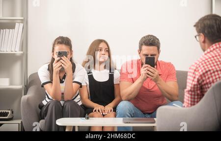 Psychologe geben Familientherapie für Telefon süchtig Papa Mutter und Tochter Mädchen, Psychiater Stockfoto