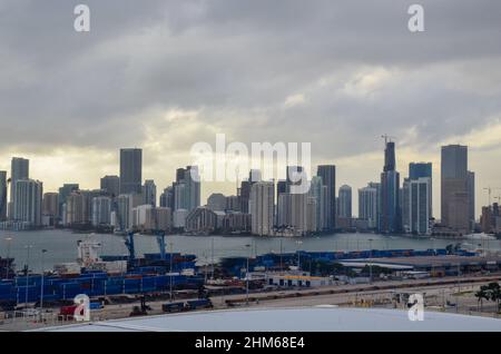 Miami Beach, South Beach Skyline im Hafen von Miami. Kreuzfahrthafen in Miami Beach, Florida, USA. 9. Januar 2022. Stockfoto