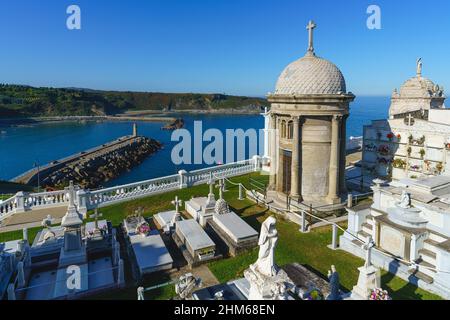 Luarca, Asturien, 20. November 2021. Malerischer Friedhof am Meer in der Stadt Luarca in Asturien. Stockfoto