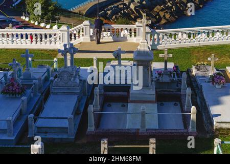 Luarca, Asturien, 20. November 2021. Malerischer Friedhof am Meer in der Stadt Luarca in Asturien. Stockfoto