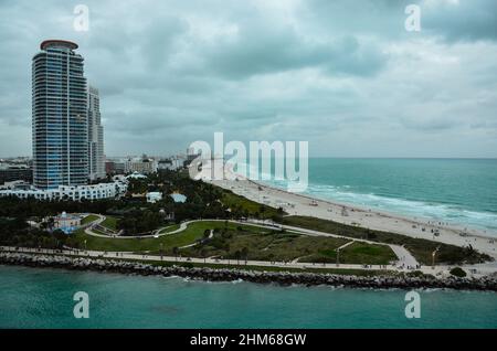 Das Gebäude des South Pointe Tower gehört zur Landschaft am South Pointe Beach im Hafen von Miami. Miami Beach, Florida, USA. 9. Januar 2022. Stockfoto