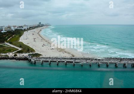 Blick auf den South Pointe Park Pier, Hotels, Eigentumswohnungen und Restaurants am South Pointe Beach im Hafen von Miami. Miami Beach, Florida, USA. Januar 2022. Stockfoto