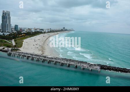 Blick auf den South Pointe Park Pier, Hotels, Eigentumswohnungen und Restaurants am South Pointe Beach im Hafen von Miami. Miami Beach, Florida, USA. Januar 2022. Stockfoto