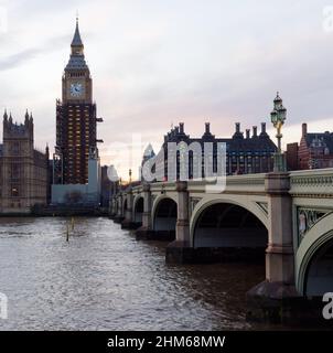 Houses of Parliament mit dem restaurierten Elizabeth Tower, in dem Big Ben bei Sonnenuntergang untergebracht ist. Westminster Bridge, London. Stockfoto