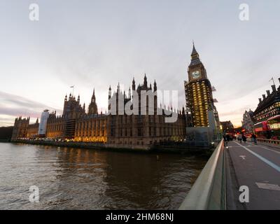 Westminster Bridge und Houses of Parliament bei einem Sonnenuntergang im Winter mit dem neu restaurierten Elizabeth Tower, in dem Big Ben untergebracht ist. London. Stockfoto