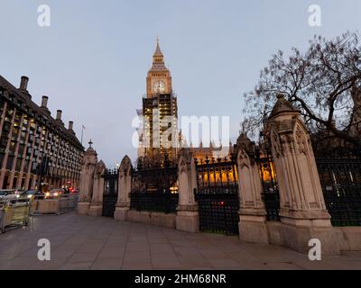 London, Greater London, England, Januar 4th 2022: Neu restaurierter Elizabeth Tower, beleuchtet bei Nacht, in dem Big Ben untergebracht ist. Teil des Parlaments Stockfoto