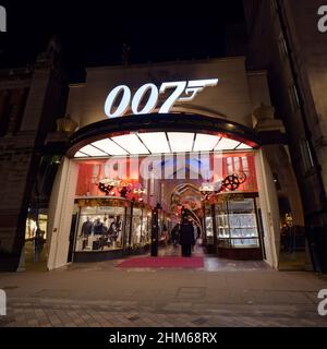 Nordeingang zur Burlington Shopping Arkade, beleuchtet bei Nacht und mit dem berühmten James Bond Schild von 007 oben. Stockfoto