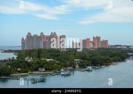 Blick auf Atlantis Paradise Island auf den Bahamas aus der Ferne im Karibischen Meer. Paradise Island, Die Bahamas. Januar 2022. Stockfoto