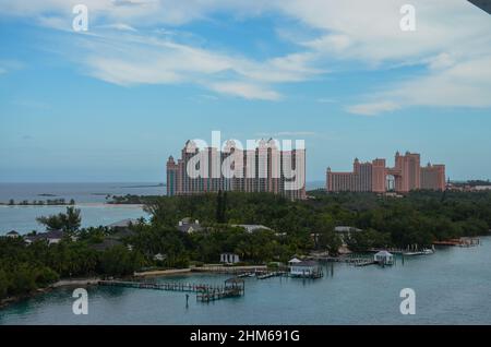 Blick auf Atlantis Paradise Island auf den Bahamas aus der Ferne im Karibischen Meer. Paradise Island, Die Bahamas. Januar 2022. Stockfoto