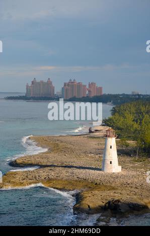 Blick auf Atlantis Paradise Island auf den Bahamas aus der Ferne im Karibischen Meer. Paradise Island, Die Bahamas. Januar 2022. Stockfoto