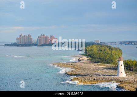 Blick auf Atlantis Paradise Island auf den Bahamas aus der Ferne im Karibischen Meer. Paradise Island, Die Bahamas. Januar 2022. Stockfoto