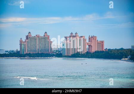 Blick auf Atlantis Paradise Island auf den Bahamas aus der Ferne im Karibischen Meer. Paradise Island, Die Bahamas. Januar 2022. Stockfoto