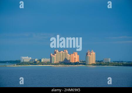 Blick auf Atlantis Paradise Island auf den Bahamas aus der Ferne im Karibischen Meer. Paradise Island, Die Bahamas. Januar 2022. Stockfoto