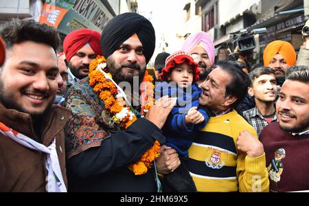 Amritsar, Indien. 07th. Februar 2022. AMRITSAR, INDIEN - 7. FEBRUAR: Präsident des Kongresspräsidenten Punjab Pradesh (PPCC) und Parteikandidat aus dem Wahlkreis Amritsar East, Navjot Singh Sidhu, während der Tür-zu-Tür-Kampagne für die Punjab-Parlamentswahl am 7. Februar 2022 in Amritsar, Indien. (Foto: Sameer Sehgal/Hindustan Times/Sipa USA) Quelle: SIPA USA/Alamy Live News Stockfoto