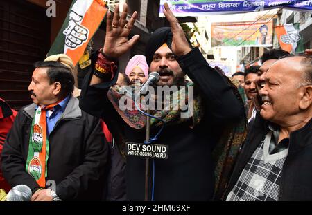 Amritsar, Indien. 07th. Februar 2022. AMRITSAR, INDIEN - 7. FEBRUAR: Präsident des Kongresspräsidenten Punjab Pradesh (PPCC) und Parteikandidat aus dem Wahlkreis Amritsar East, Navjot Singh Sidhu, während der Tür-zu-Tür-Kampagne für die Punjab-Parlamentswahl am 7. Februar 2022 in Amritsar, Indien. (Foto: Sameer Sehgal/Hindustan Times/Sipa USA) Quelle: SIPA USA/Alamy Live News Stockfoto