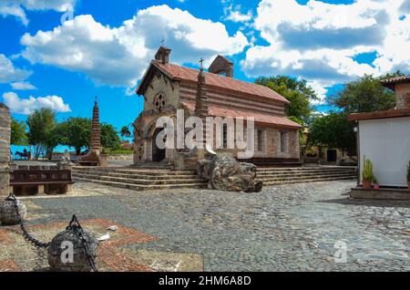 St. Stanislaus Kirche in Altos de Chavón Dorf. Casa de Campo Resort and Villas, La Romana, Dominikanische Republik. 12. Januar 2022. Stockfoto