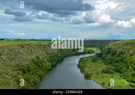 Casa de Campo Resort and Villas, La Romana, Dominikanische Republik. 12. Januar 2022. Chavon River im Dorf Altos de Chavón. Stockfoto