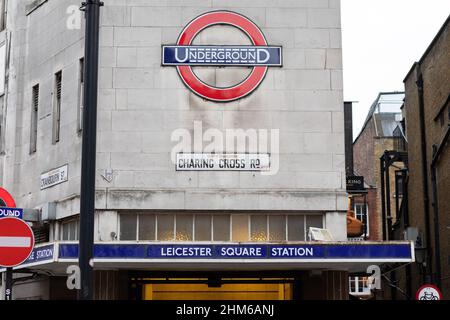 Schild für die U-Bahn-Station Leicester Square. Stockfoto