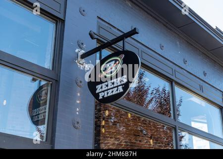 Tacoma, WA USA - ca. August 2021: Blick aus der Nähe auf ein Zeek's Pizza Schild in der Innenstadt an einem sonnigen Tag. Stockfoto