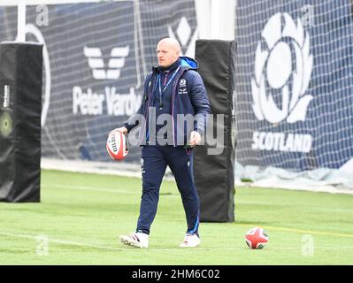 Oriam Sports Centre Edinburgh.Scotland.UK.7th Feb 22 Guinness Six Nations Schottland Cheftrainer, Gregor Townsend Trainingseinheit für Wales-Spiel. Stockfoto