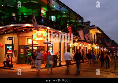 Die Bourbon Street, New Orleans, wird zum Leben erweckt, wenn die Dämmerung einbricht Stockfoto