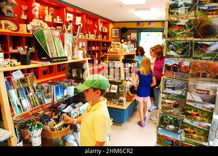 Eine Familie sucht in einem Souvenirladen in Vermont nach Souvenirs Stockfoto