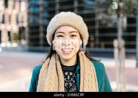 Porträt einer lächelnden jungen asiatischen Frau auf der Straße der Stadt Stockfoto