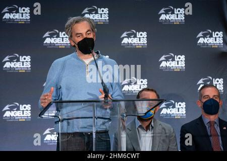 Kevin Demoff, Chief Opering Officer, Los Angeles Rams, spricht während einer NFL Super Bowl LVI-Pressekonferenz, Montag, 7. Februar 2022, in Los Ang Stockfoto