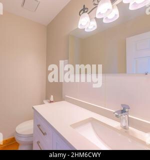 Quadratische kleine Badezimmereinrichtung mit weißen Kacheln auf dem Waschbecken Stockfoto