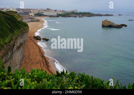 Blick auf den Strand von La Grande Plage und den Ferienort Biarritz im Baskenland, Frankreich Stockfoto