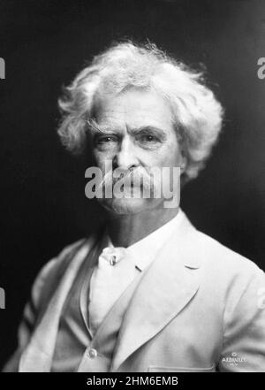 Der amerikanische Schriftsteller Mark Twain (richtiger Name Samuel Clemens), Autor von Tom Sawyer und Huckleberry Finn. Foto von 1907, als der Autor 72 war. Stockfoto