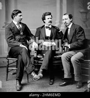 Der amerikanische Schriftsteller Mark Twain (richtiger Name Samuel Clemens), Autor von Tom Sawyer und Huckleberry Finn. Foto von 1871, als er 36 war. Er ist mit dem amerikanischen Bürgerkrieg-Korrespondenten und Autor George Alfred Townsend und David Gray, dem Herausgeber des rivalisierenden Buffalo Courier, zusammen Stockfoto