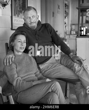 Der amerikanische Schriftsteller John Steinbeck, Autor von Mäuse und Männer und die Trauben des Zorns. Er ist 58 Jahre alt und mit seiner dritten Frau Elaine. Stockfoto