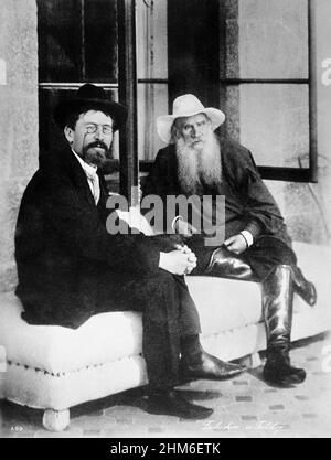 Anton Tschechow mit Leo Tolstoi in Jalta, 1900. Tschechow ist 40 Jahre alt und Tolstoi 72 Jahre alt. Stockfoto