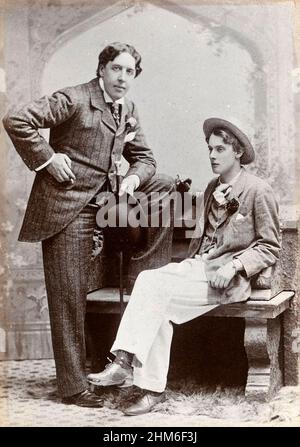 Ein Porträt des irischen Schriftstellers, Dichters und Dramatikers Oscar Wilde mit seinem Geliebten Lord Alfred Douglas. Foto von 1893, als Wilde 39 Jahre alt war. Stockfoto