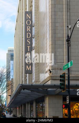 Seattle - 06. Februar 2022; Vertikales Schild an der Seite des Falschschiffes Seattle des Luxushändlers Nordstrom Stockfoto