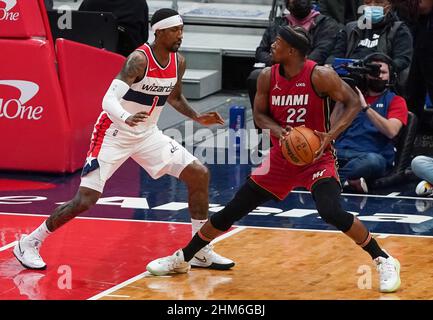 Washington, USA. 07th. Februar 2022. WASHINGTON, DC - 07. FEBRUAR: Miami Heat Forward Jimmy Butler (22) hält den Ball von Washington Wizards Guard Kentavious Caldwell-Pope (1) während eines NBA-Spiels zwischen den Washington Wizards und dem Miami Heat am 07. Februar 2022 in der Capital One Arena in Washington, DC zurück. (Foto von Tony Quinn/SipaUSA) Quelle: SIPA USA/Alamy Live News Stockfoto