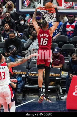 Washington, USA. 07th. Februar 2022. WASHINGTON, DC - 07. FEBRUAR: Miami Heat Forward Caleb Martin (16) während eines NBA-Spiels zwischen den Washington Wizards und dem Miami Heat am 07. Februar 2022 in der Capital One Arena in Washington, DC, steht ein leichter Korb an. (Foto von Tony Quinn/SipaUSA) Quelle: SIPA USA/Alamy Live News Stockfoto