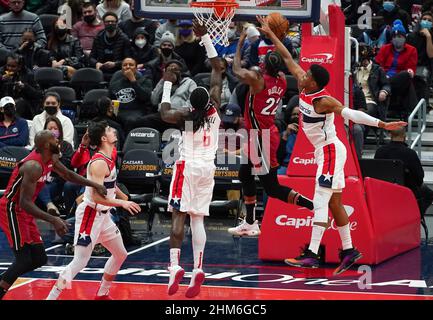Washington, USA. 07th. Februar 2022. WASHINGTON, DC - 07. FEBRUAR: Washington Wizards Forward Rui Hachimura (8) blockiert einen Schuss von Miami Heat Forward Jimmy Butler (22) während eines NBA-Spiels zwischen den Washington Wizards und dem Miami Heat am 07. Februar 2022 in der Capital One Arena in Washington, DC. (Foto von Tony Quinn/SipaUSA) Quelle: SIPA USA/Alamy Live News Stockfoto