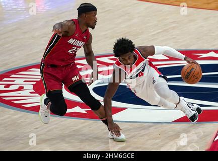 Washington, USA. 07th. Februar 2022. WASHINGTON, DC - 07. FEBRUAR: Washington Wizards Wache Aaron Holiday (4) rutscht aus, behält aber die Kontrolle, da Miami Heat Forward Jimmy Butler (22) während eines NBA-Spiels zwischen den Washington Wizards und dem Miami Heat am 07. Februar 2022 in der Capital One Arena in Washington, DC, einzieht. (Foto von Tony Quinn/SipaUSA) Quelle: SIPA USA/Alamy Live News Stockfoto
