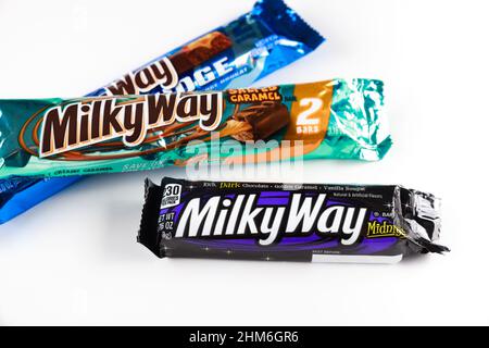4.Mai 2021. New York, USA. Verschiedene Schokoladentafeln der Milchstraße mit cremigem Karamell auf weißem Hintergrund. Stockfoto