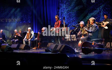 Glasgow, Schottland, 6th. Februar 2022. Transatlantic Sessions traten an der letzten Nacht des Celtic Connections Festivals 2022 in der Konzerthalle von Glasgow mit Schotten, irischen und amerikanischen Musikern auf. Angeführt vom Shetland-Fiddler Ali Bain und vom US-amerikanischen Dubro-Meister Jerry Douglas. Fotos Alamy/ Pauline Keightley. Stockfoto