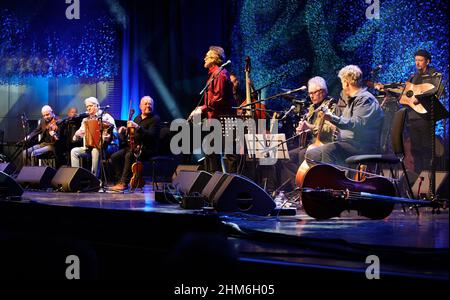 Glasgow, Schottland, 6th. Februar 2022. Transatlantic Sessions traten an der letzten Nacht des Celtic Connections Festivals 2022 in der Konzerthalle von Glasgow mit Schotten, irischen und amerikanischen Musikern auf. Angeführt vom Shetland-Fiddler Ali Bain und vom US-amerikanischen Dubro-Meister Jerry Douglas. Fotos Alamy/ Pauline Keightley. Stockfoto